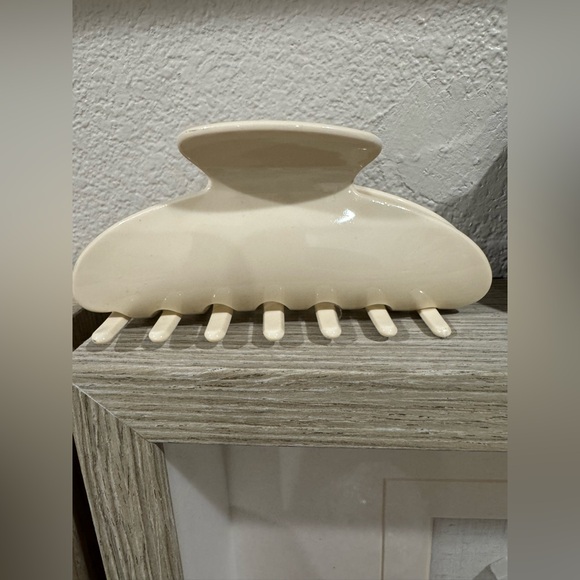 PARKE SOLD OUT Boston Hair clip. New. With pouch. Large - Picture 3 of 3